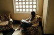 © Luciano Luppa - Mulher em sala de espera com livro em mãos - Woman in waiting room with book in hand