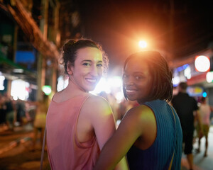 Aufkleber - Besties make the best travel companions. Portrait of two happy young friends exploring a foreign city at night.