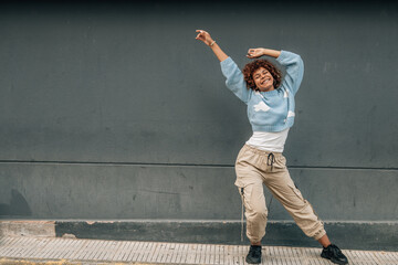 Poster - happy smiling girl dancing in the street