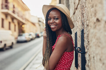 Aufkleber - I love everything about this city. Shot of a beautiful young woman spending her day out exploring a foreign city.