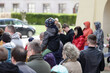 Tłum ludzi stoi przed budynkiem kościoła w niedzielę