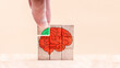 Konzept kreative Idee und Innovation. Holzwürfel mit menschlichem Gehirn symbol