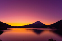 富士山　本栖湖　夜明け