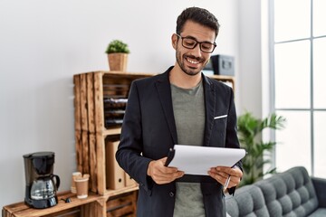 Poster - Young hispanic man having psychology session holding checklist at clinic