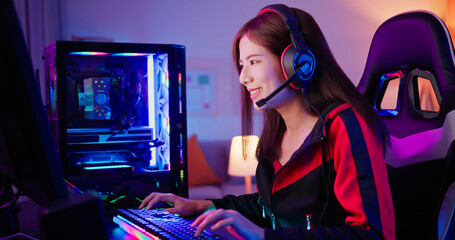 girl gamer play PC game