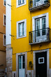 Gelbes Haus in der Altstadt von Lissabon, Portugal