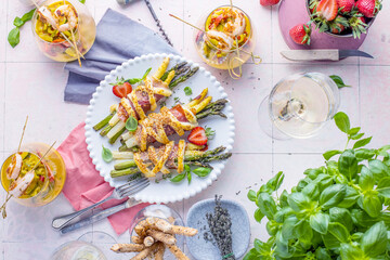 Wall Mural - Weißer und grüner frischer Spargel mit  Erdbeeren eingewiekelt in blätterteig mit leckeren schinken 