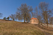 Widok na stary kościół na wzgórzu