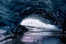 Eishöhlen / Gletscherhöhlen In Der Region Zermatt Im Winter