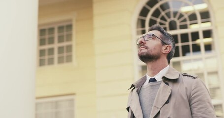 Canvas Print - Be in awe of the city. Businessman looking at the city. Handsome serious businessman thinking while standing outside a building. Stylish handsome businessman thinking while traveling 