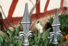 Silber Gartentorpfeiler Aus Stahl Vor Roter Fachwerkfassade 
