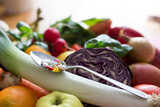 Fototapeta Kuchnia - Witaminy i suplementacja diety, zdrowe zrównoważone odżywianie i odchudzanie się