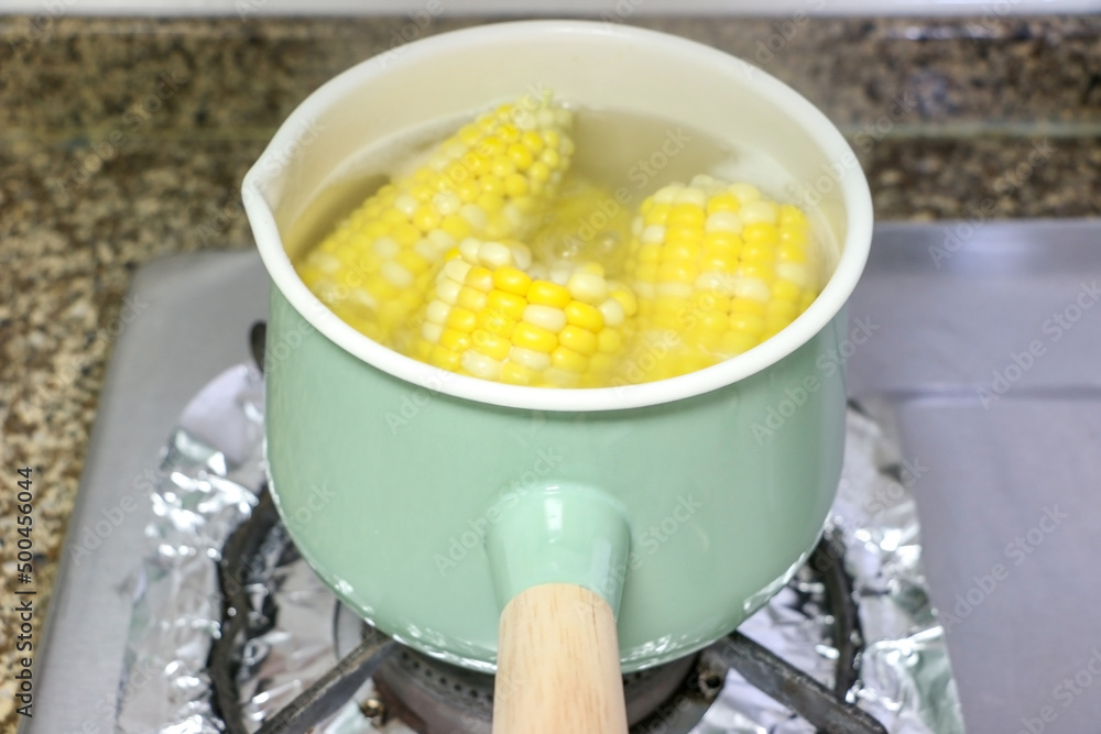 Healthy corn on the cob (sweet corn) stewing and boiling in hot water ...