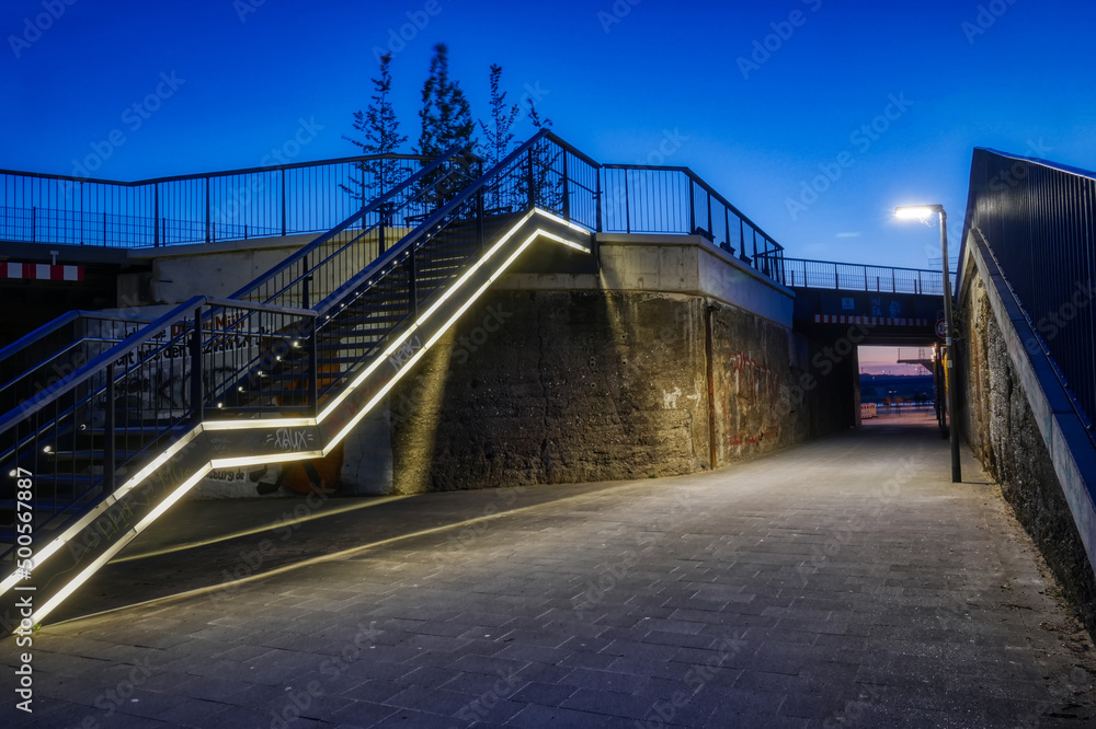 Treppe und Weg im Rheinpark in Duisburg Hochfeld bei Nacht