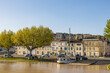 Vue sur le centre de Bourg depuis une jetée sur la Dordogne (Nouvelle-Aquitaine, France)