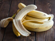 皮を剥いたバナナ。新鮮な黄色い南国フルーツ。
