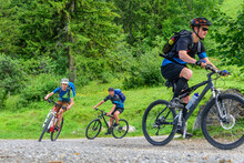 Drei Mountainbiker Bei Einer Abfahrt In Einer Kehre