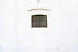Małe drewniane okno brązowe na starej ścianie białej - stary mur - biała ściana retro - biały mur zewnętrzny