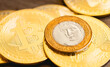 © Rmcarvalhobsb - Uma moeda de 1 Real da moeda brasileira sobre moedas douradas representando o Bitcoin. Criptomoedas e a economia brasileira. Dinheiro, Brasil, Moeda, Virtual, Digital.