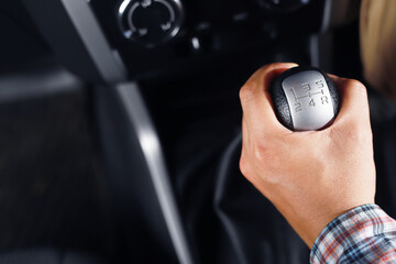 The driver changes gears with a manual gear lever.