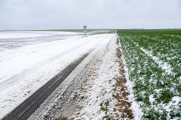 Wall Mural - Hiver. Route de campagne enneigée et verglacée, congères