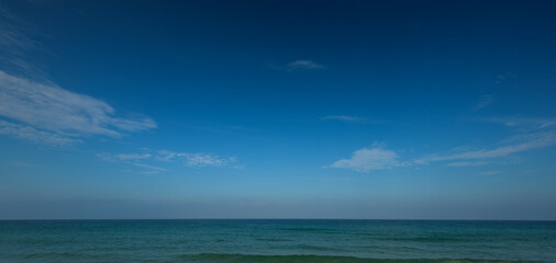 Canvas Print - beautiful blue sky over sea