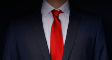 Mann Im Businessanzug Mit Roter Krawatte Und Halsansatz - Man In Business Suit With Red Tie And Neckline -