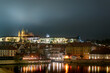 Widok z Mostu Karola na Stare Miasto - panorama nocą Praga Czechy