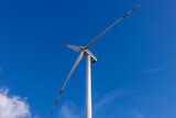 Turbina wiatrowa na tle nieba z perspektywy dolnej.
Ekologiczne rozwiązania energetyczne źródeł odnawialnych.   