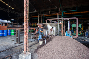 The atmosphere and situation of an aluminum processing factory with various machines used as production tools.