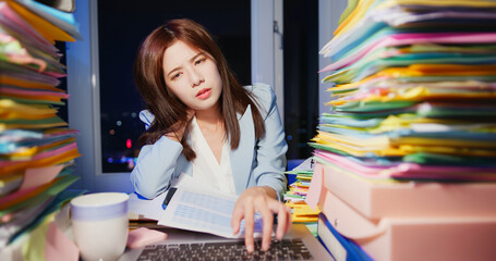 Canvas Print - businesswoman overtime work