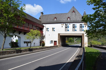 Poster - Oberburg Kobern-Gondorf mit der Hauptstraße durch die alte Burg