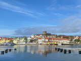 Fototapeta  - marstrand,île,suède,suédoise,côte ouest,scandinavie,europe,paysage,port,plaisance,fort,mer,eau,bateaux,histoire,monument,bohuslän,kungälv,västra götaland,göteborg,carlsten,vue,