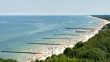 Fototapeta  - wakacje ludzie odpoczywają latem na plaży w Kołobrzegu