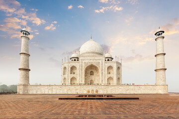 Fototapete - Famous Taj Mahal. Indian Symbol - India travel background. Agra, India