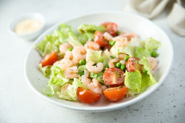 Wall Mural - Leaf salad with cherry tomatoes and shrimps