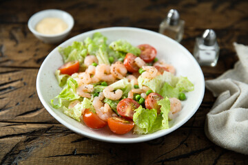 Wall Mural - Leaf salad with cherry tomatoes and shrimps