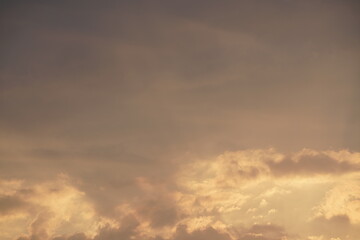 Wall Mural - Himmel mit Wolken und Licht der Sonne am Abend, stimmungsvolle Atmosphäre im Zeitalter des Klimawandels