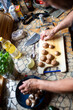 Gemüse kochen und schneiden, putzen und zerstückeln, Kochen und anbraten mit Messer in einer Moderenen Küche