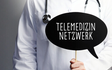 Wall Mural - Telemedizinnetzwerk. Arzt mit Stethoskop hält Sprechblase in Hand. Text steht im Schild. Gesundheitswesen, Medizin