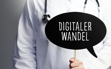 Wall Mural - Digitaler Wandel. Arzt mit Stethoskop hält Sprechblase in Hand. Text steht im Schild. Gesundheitswesen, Medizin