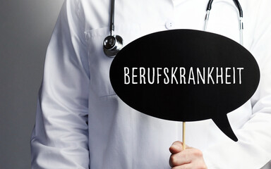 Wall Mural - Berufskrankheit. Arzt mit Stethoskop hält Sprechblase in Hand. Text steht im Schild. Gesundheitswesen, Medizin