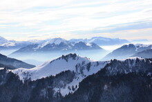 Vue Du Roc Noir Dans Les Alpes, Montagne Bleu Dans La Brume A L'aurore 
