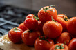 Umyte błyszczące pomidory w kuchni na desce do krojenia