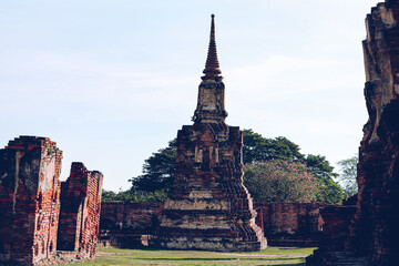 Canvas Print - Temple ruins in Wat Mahathat inside the famous Ayutthaya Historical Park in Thailand