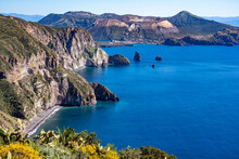 Sizilien: Küstenwanderung Insel Lipari - Fantastischer Panoramablick Auf Die Felsen Faraglioni Und Vulcano