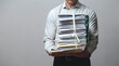Impiegato con fatica tiene tra le braccia un enorme fascicolo di documenti