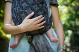 Fototapeta Pomosty - Mama nosi dziecko w chuście, nosidło do noszenia dzieci
