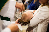 Fototapeta  - Chrzest Święty, ksiądz polewa głowę dziecka wodą święconą