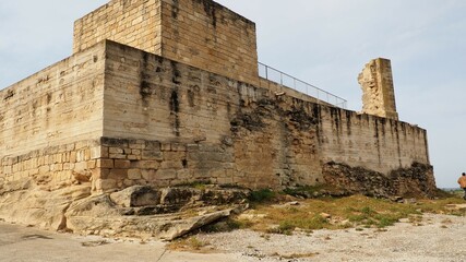 restos del castillo medieval de l`Albi con dos torres y el muro, en fase de restauració, lérida, españa, europa